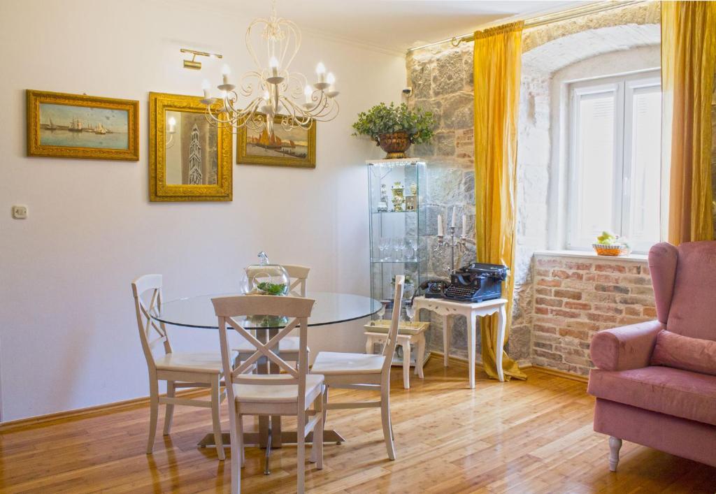 Split Theatre Apartments photo 3