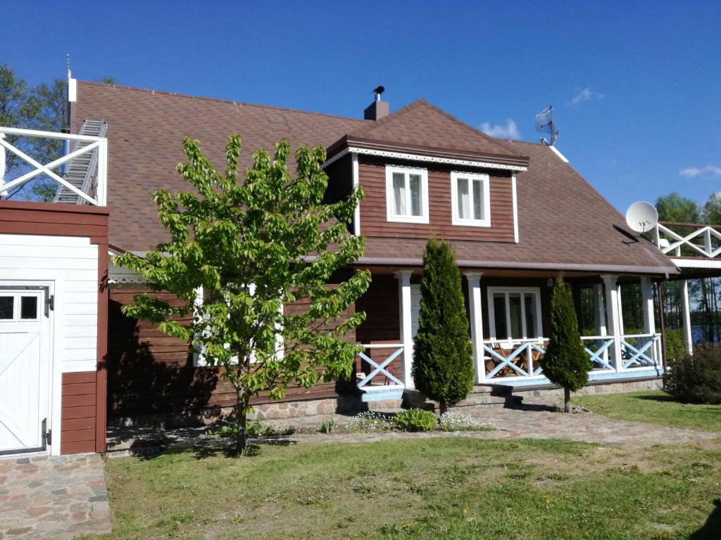 Lakeshore house photo 2