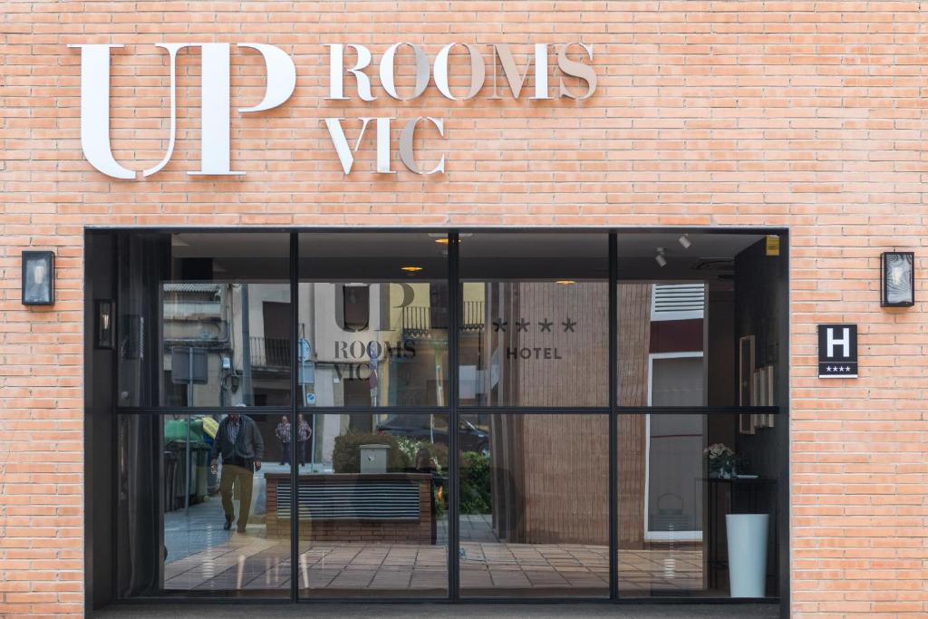 Up Rooms Vic Hotel - Tap to explore photos