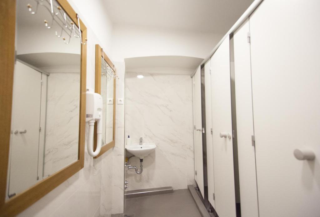 Номер (Кровать в общем 8-местном номере для мужчин и женщин), Hostel Angelina Old Town