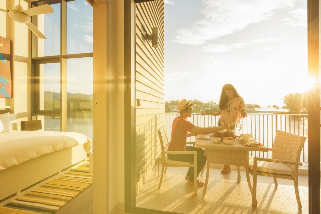 Сьюит (Люкс в мансарде с 1 спальней, вид на лагуну), Cassia Phuket