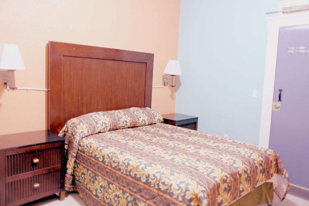 Двухместный (Номер с кроватью размера «queen-size» и общей ванной комнатой), Oak Hotel