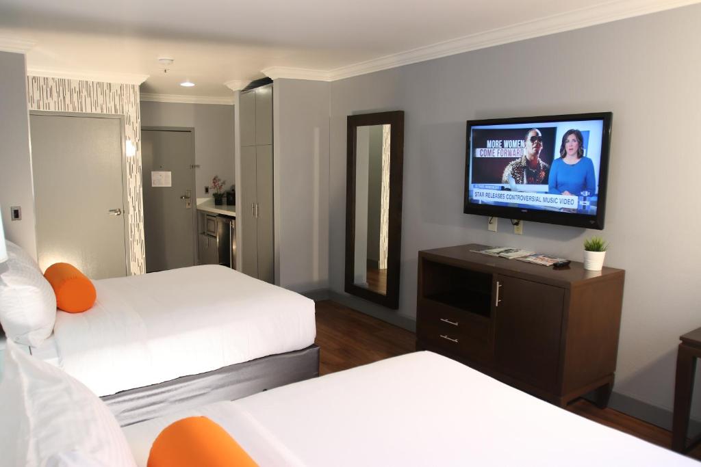 Семейный (Стандартный номер с двумя кроватями размера «queen-size»), BLVD Hotel & Suites - Walking Distance to Hollywood Walk of Fame