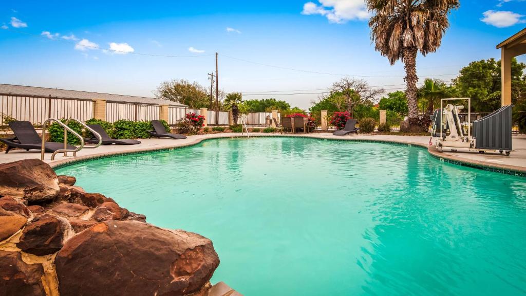 SureStay Hotel by Best Western Floresville image