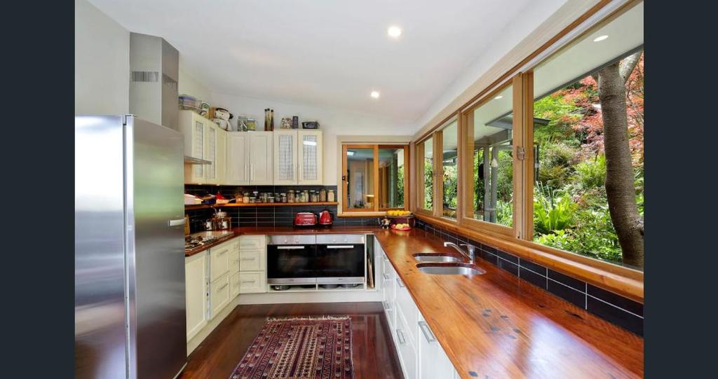 The Black Cockatoo - Secret Garden Treetops Home photo 2