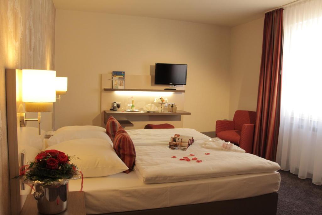 Romantisches Hotel Menzhausen - Tap to explore photos