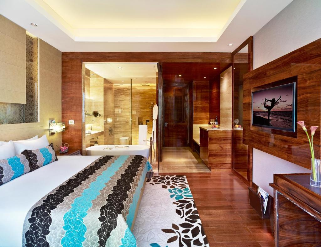 Двухместный (Club King Room With One Way Airport Transfer,20% discount on food & Soft Beverages), Taj City Centre Gurugram