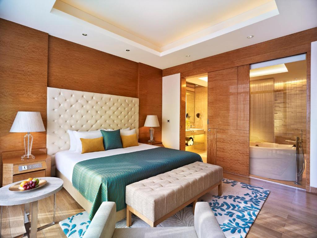 Двухместный (Luxury Suite With One Way Airport Transfer,20% discount on food & Soft Beverages), Taj City Centre Gurugram