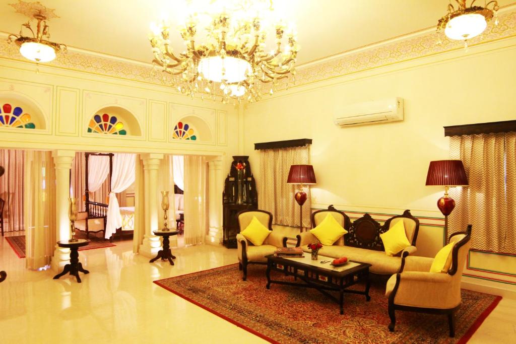 Сьюит (Люкс с кроватью размера «king-size» и балконом), Grand Uniara A Heritage Hotel