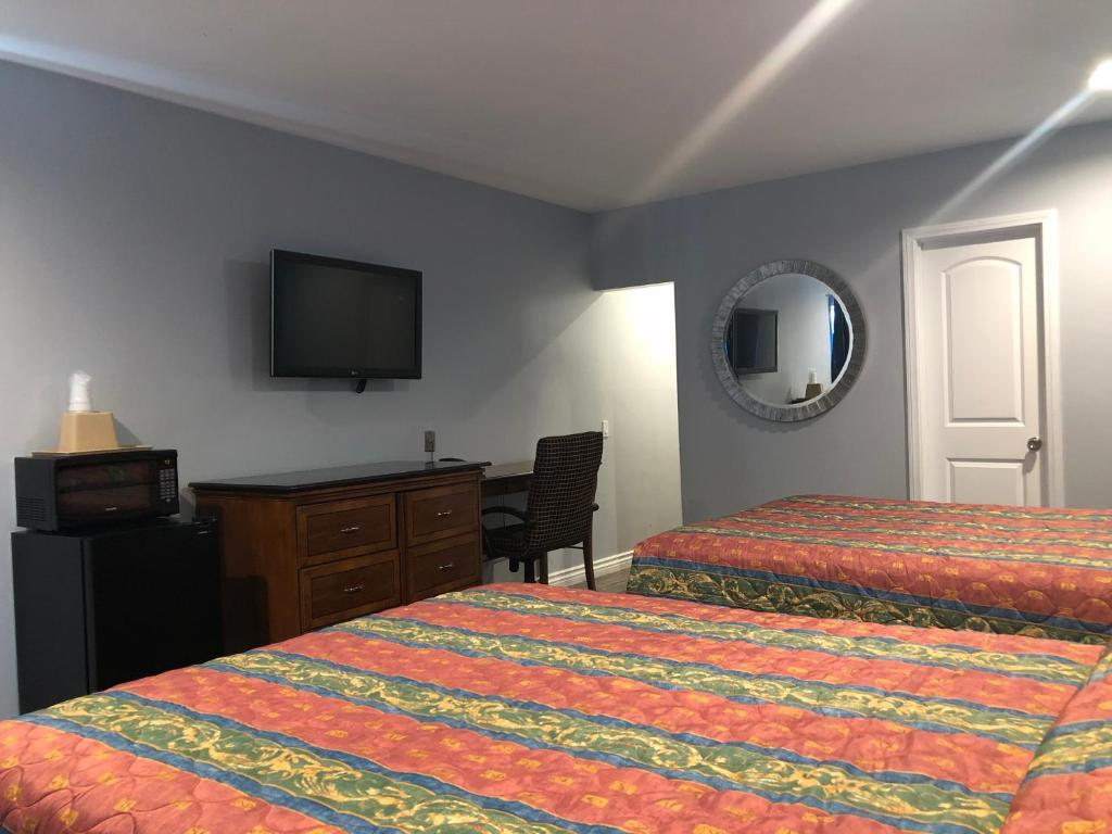 Четырехместный (Номер с 2 кроватями размера «queen-size»), Deano's Motel