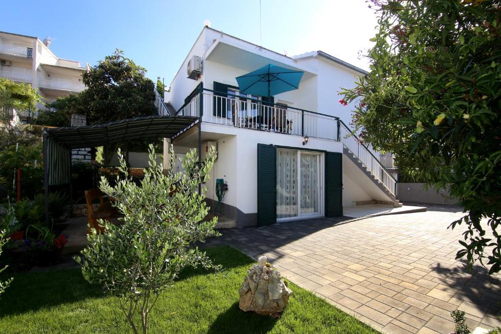 Luxury House with Pool photo 1