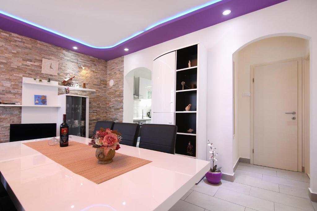 Luxury House with Pool photo 4