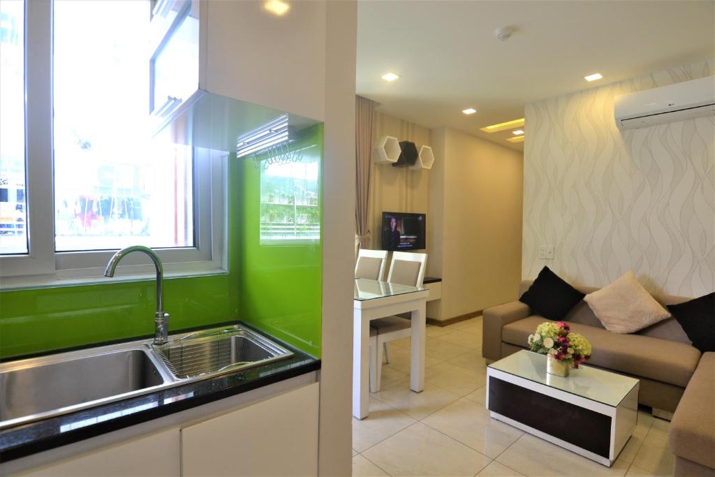 Апартаменты (Роскошные апартаменты с балконом и видом на город), Nha Trang Beach Apartments