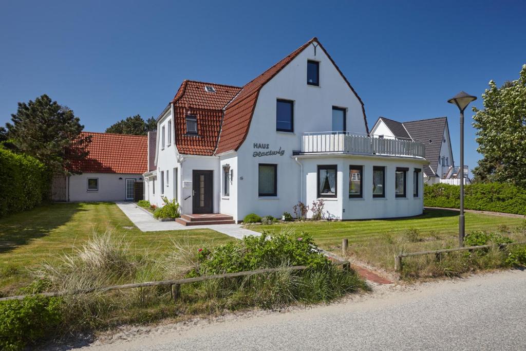 Strand-Haus Hartwig - Tap to explore photos