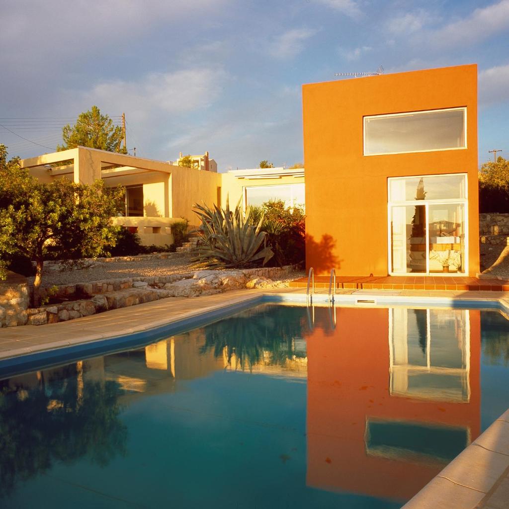 Villa with swimming pool and tennis/basketball court photo 1