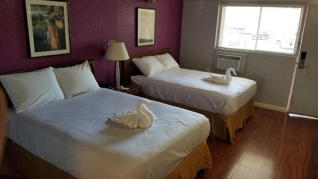 Santa Fe Inn Pueblo image