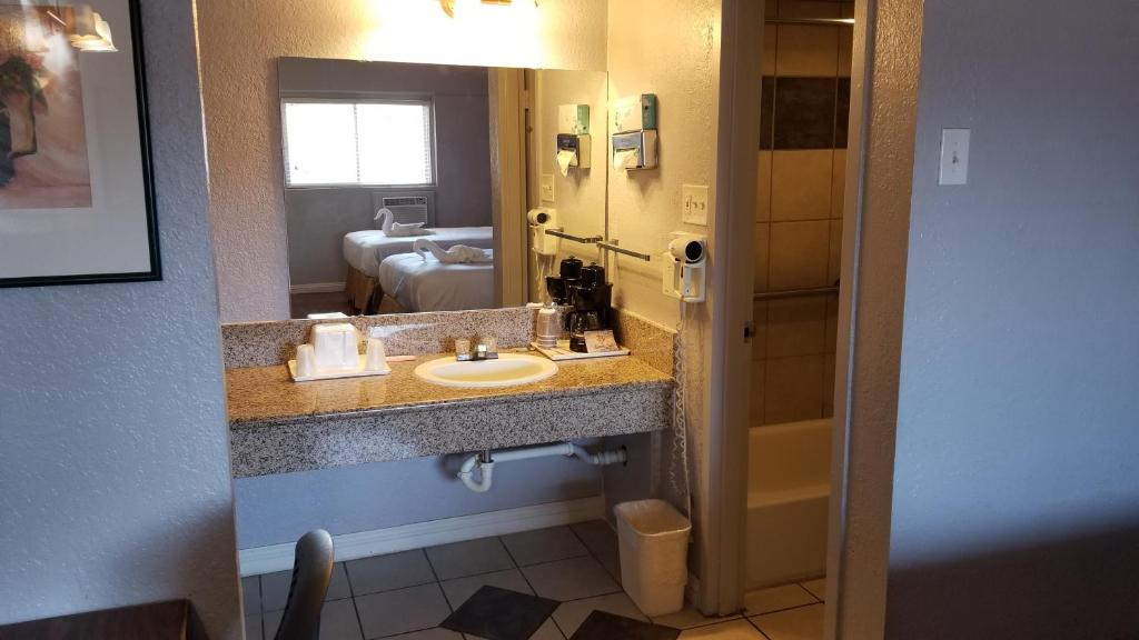 Santa Fe Inn - Pueblo photo 1