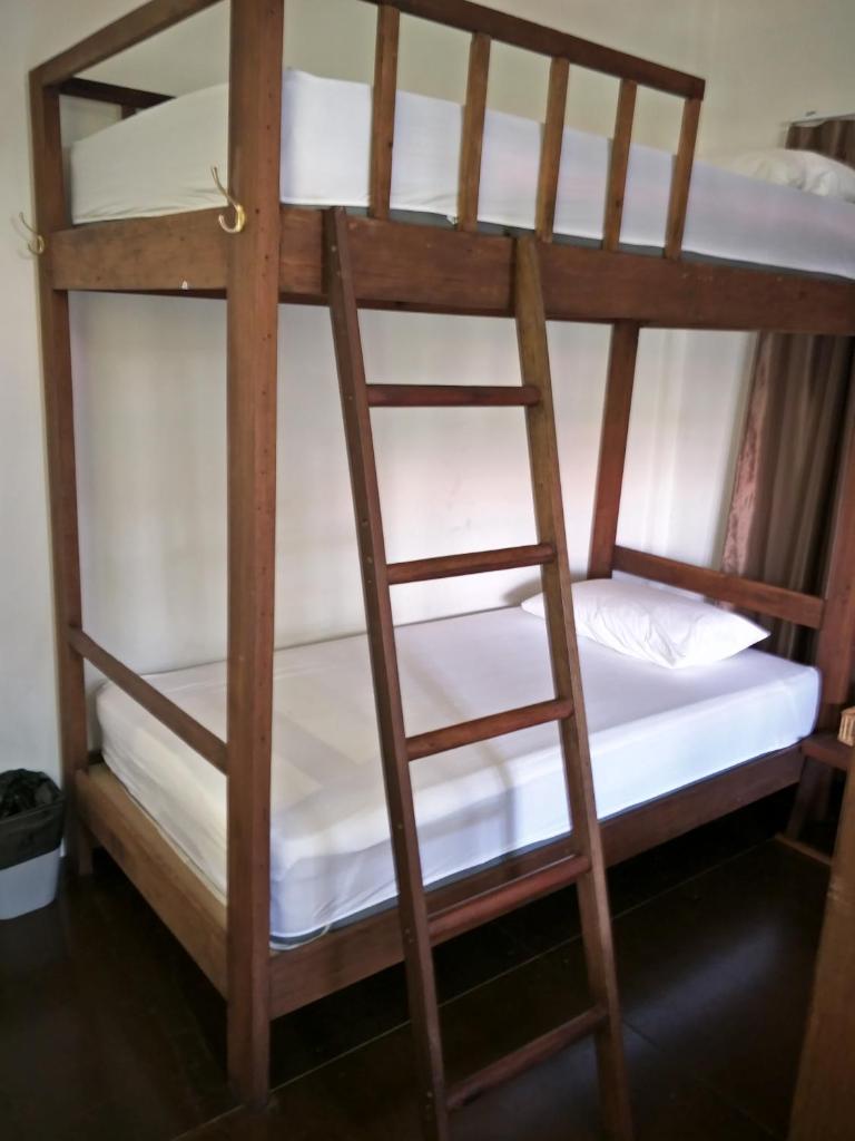 Номер (Спальное место на двухъярусной кровати в 4-местном общем номере для мужчин и женщин с общей ванной комнатой), Baan Rare Guesthouse