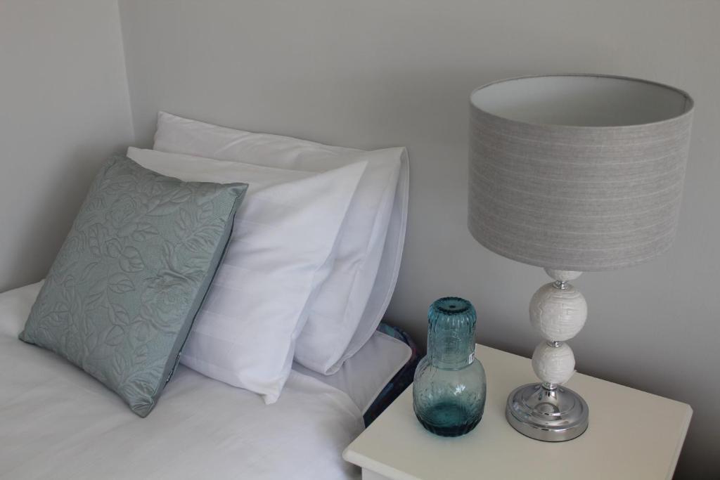 5 mins walk to Carrick - Sleeps 12 - Off road parking - Modern house photo 2