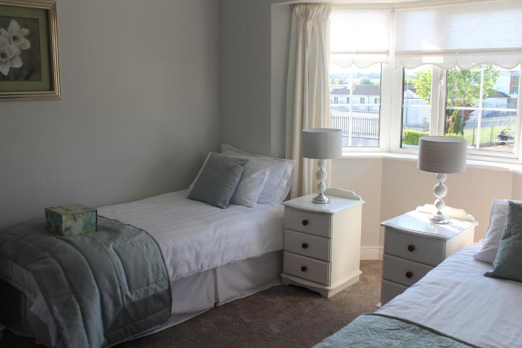 5 mins walk to Carrick - Sleeps 12 - Off road parking - Modern house photo 3
