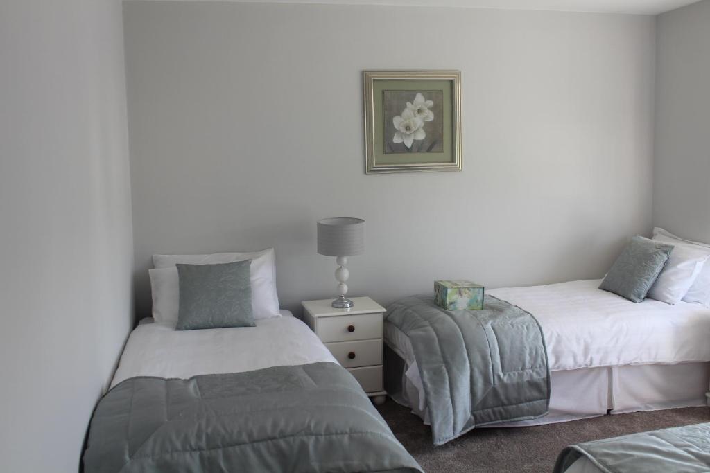 5 mins walk to Carrick - Sleeps 12 - Off road parking - Modern house photo 4