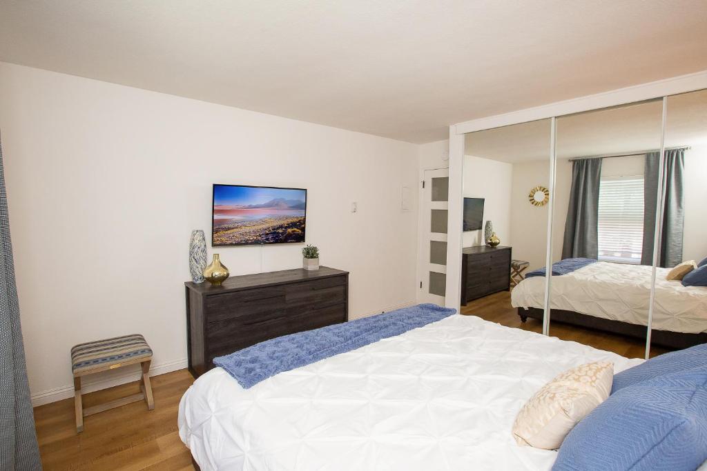 Big Balcony - Parking Spot - King Bed - Fast WiFi photo 4