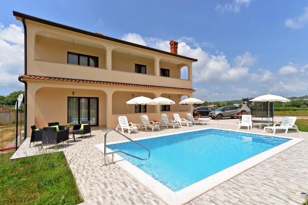 Apartment Dvori with pool photo 2