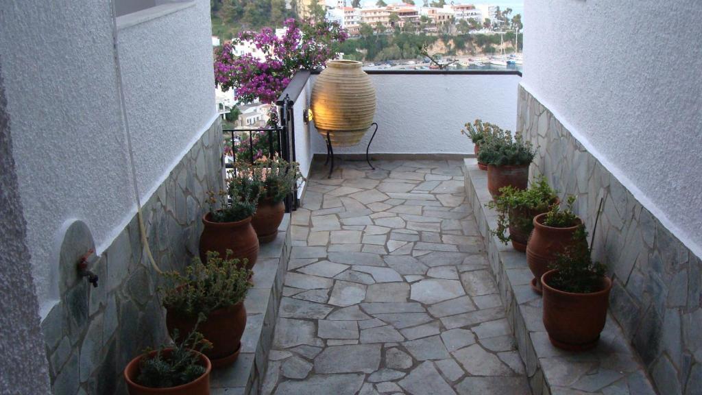 Captain George's Apartments photo 4