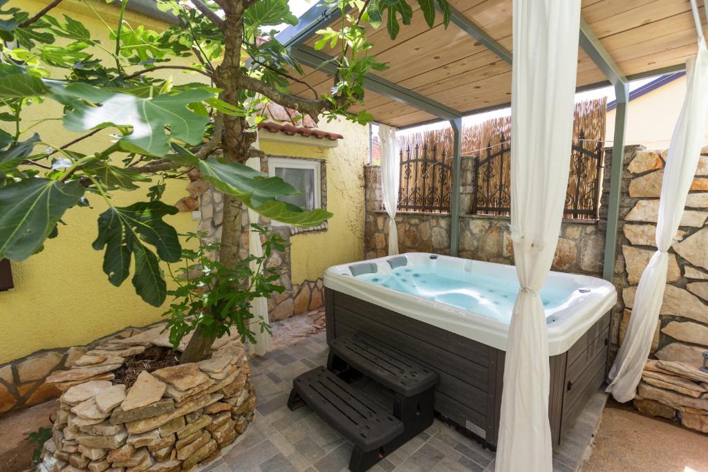 Green house, WI-FI, FREE PARKING, GARDEN, HOT TUBE photo 1