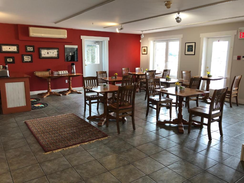The Water's Edge Inn & Gallery photo 3