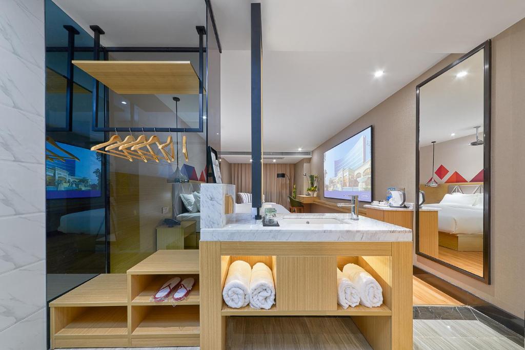 Двухместный (Номер Делюкс с кроватью размера «queen-size»), Airtown Chain Hotel Guangzhou Airport