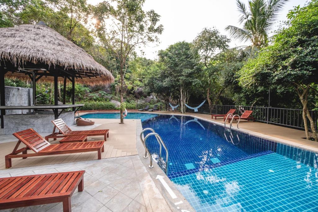The Dearly Koh Tao Hostel - Tap to explore photos