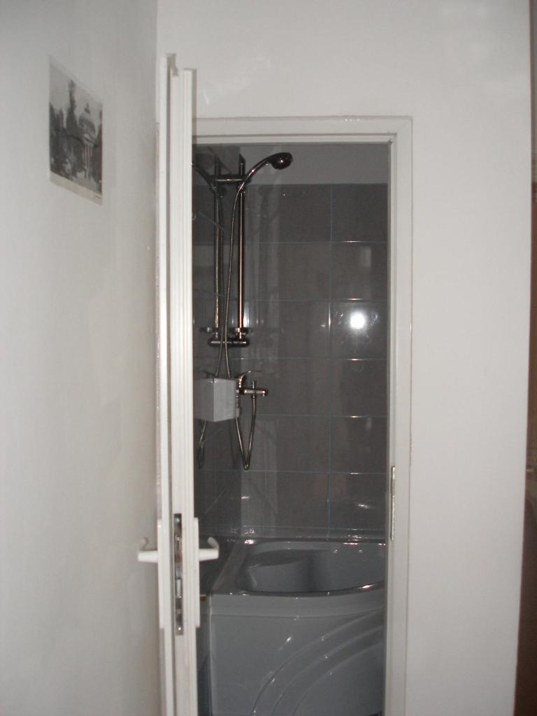 Номер (Односпальная кровать в общем номере с 3 кроватями и душем), Kretan Hostel