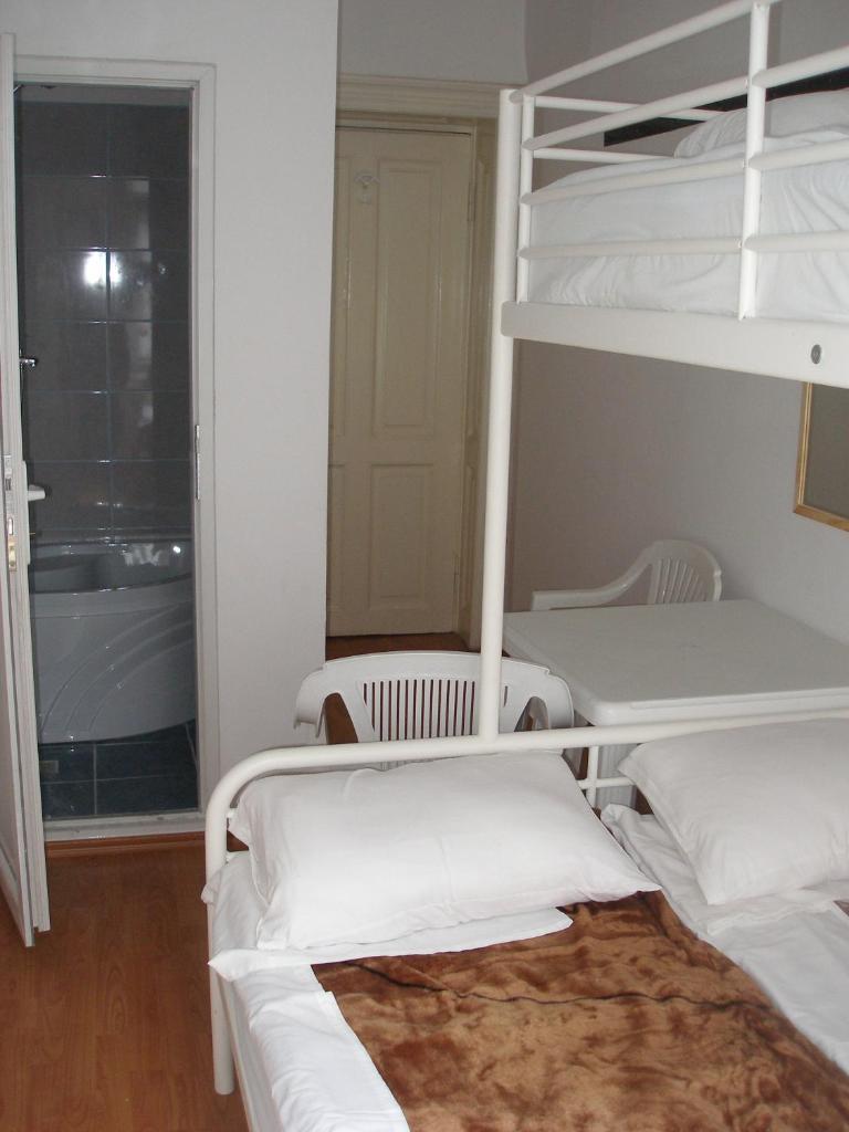 Номер (Односпальная кровать в общем номере с 3 кроватями и душем), Kretan Hostel