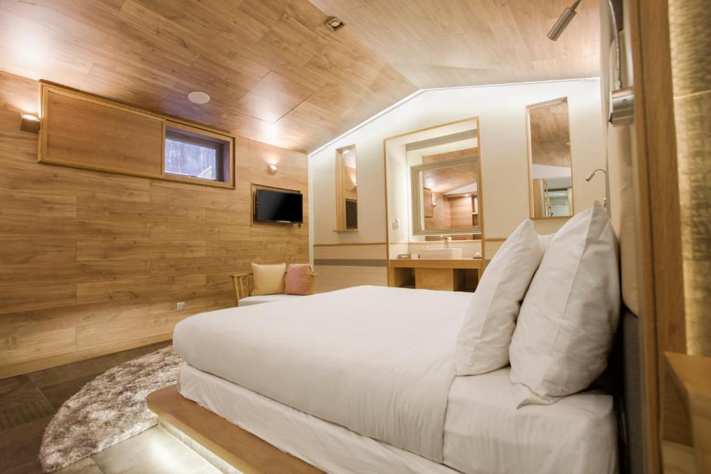 Двухместный (Двухместный номер с 1 кроватью без окна), Fusion Suites Saigon