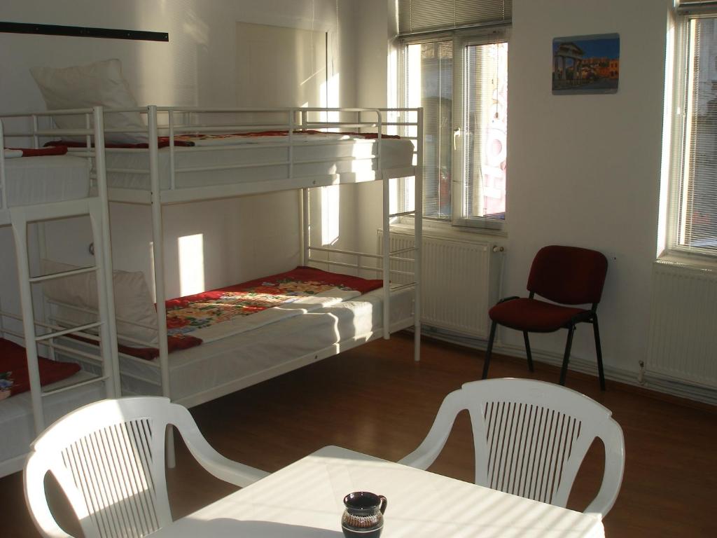 Номер (Односпальная кровать в общем номере с 4 кроватями), Kretan Hostel