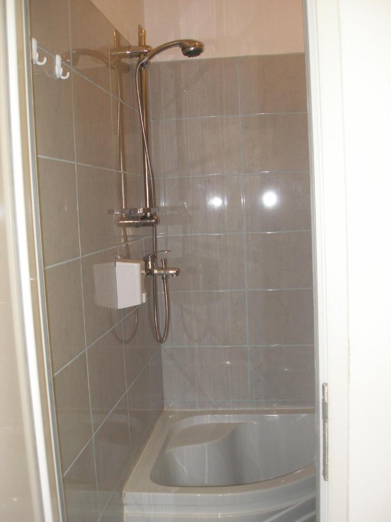 Номер (Односпальная кровать в общем номере с 3 кроватями и душем), Kretan Hostel