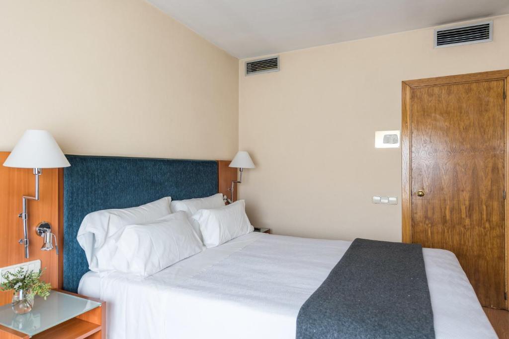 Up Rooms Vic Hotel photo 4