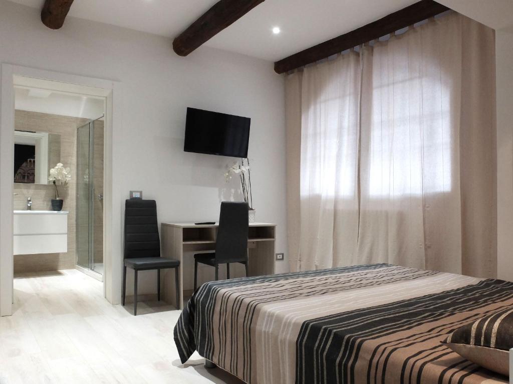 Centro Storico Rooms - Tap to explore photos