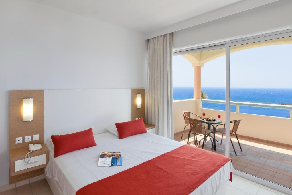 Семейный (Семейный номер с видом на море (для 2 взрослых и 2 детей)), Rodos Princess Beach Hotel