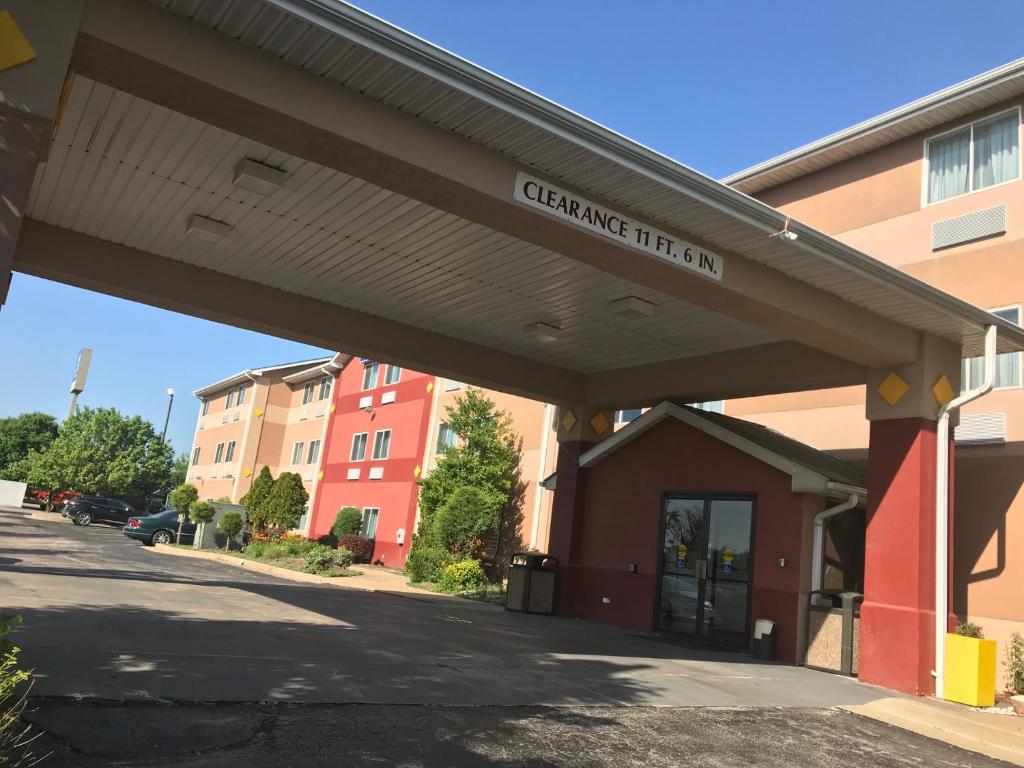 Americas Best Value Inn and Suites Saint Charles photo 4