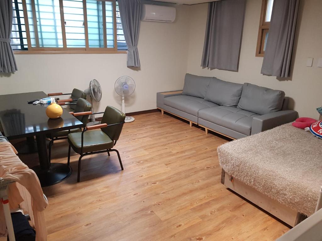 Одноместный (Одноместный номер с собственной ванной комнатой), Take 1 Guesthouse Hongdae