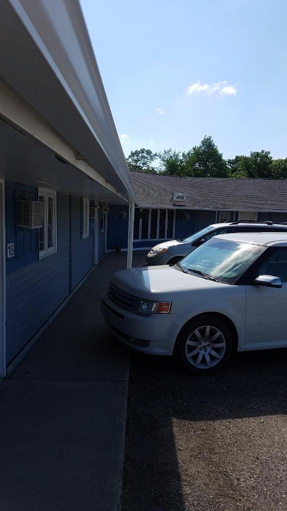 Burr Oak Motel photo 4