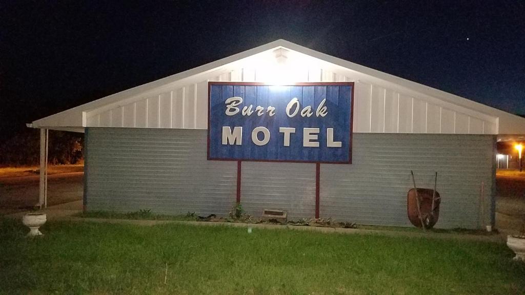 Burr Oak Motel photo 2