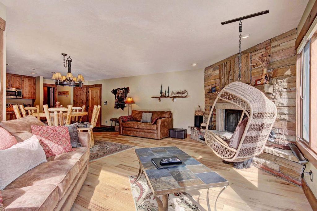 1710 the Willows Condo photo 4