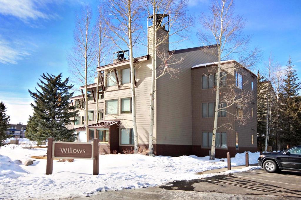 1710 the Willows Condo photo 2