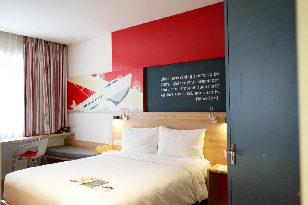 Студио (Queen Studio - Complimentary Round-trip Airport Transfer upon request), Ibis Saigon Airport