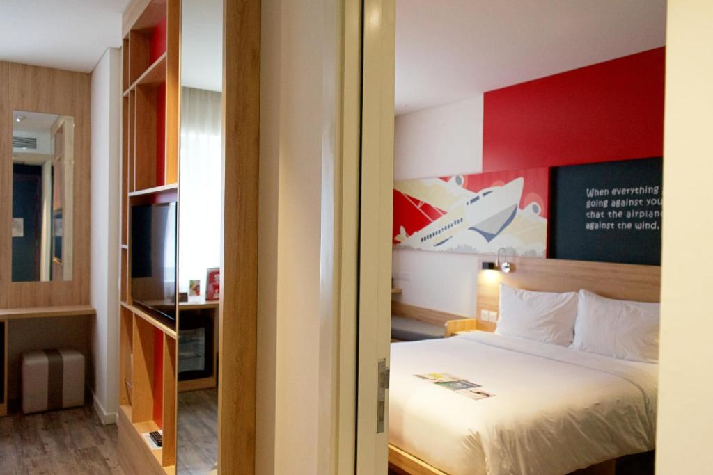Студио (Queen Studio - Complimentary Round-trip Airport Transfer upon request), Ibis Saigon Airport