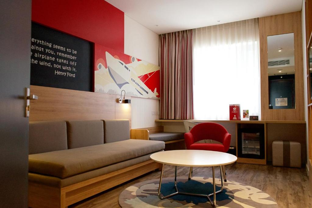 Студио (Queen Studio - Complimentary Round-trip Airport Transfer upon request), Ibis Saigon Airport