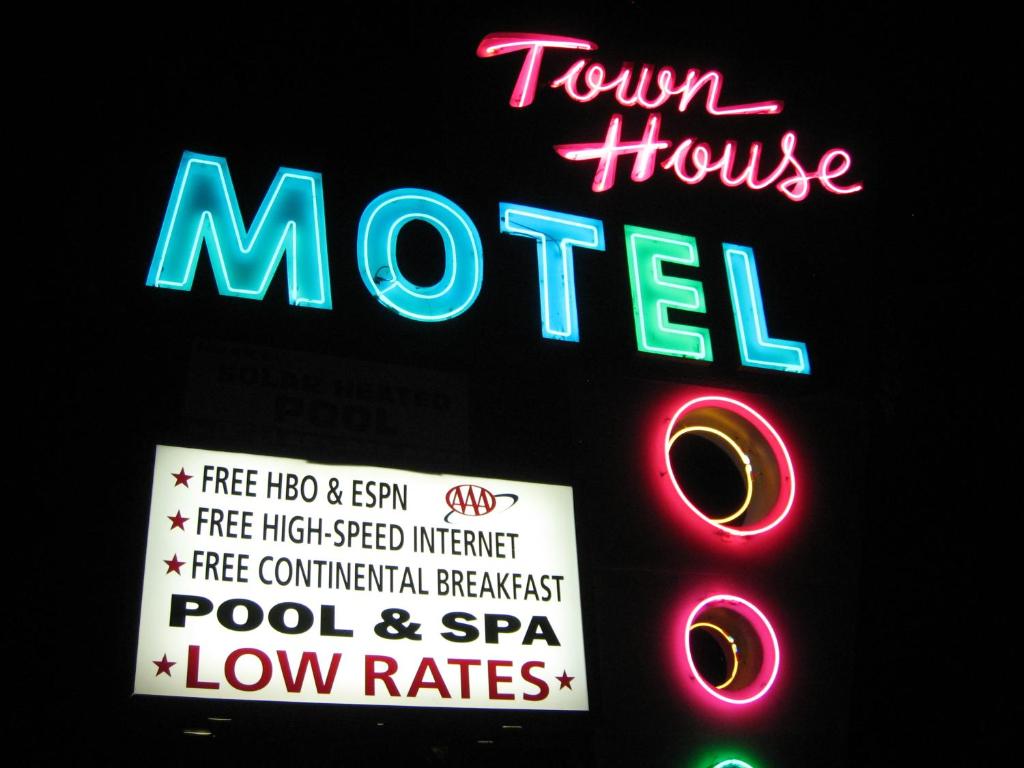 Town House Motel image